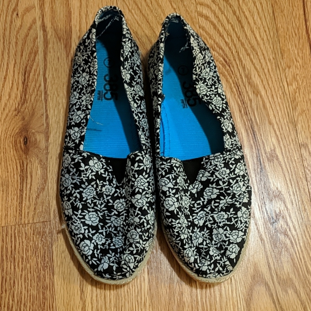 5 for $20🏷385 Fifth Black and White Slip On Shoes